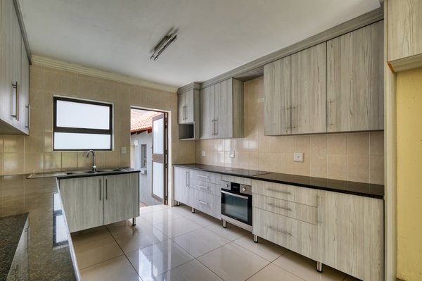 How to choose the best kitchen cabinet organizers for a UK home?