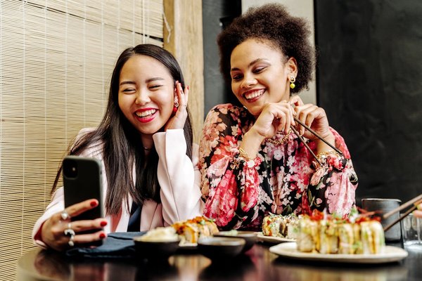 How can a restaurant effectively use social media to boost its online presence?