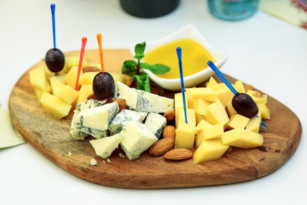 How to choose the best type of cheese board for entertaining guests?